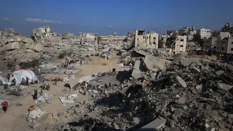 Military Armored Vehicles Advance into Key Gazan Residential Area